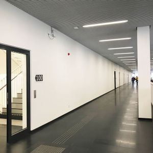 Die Eingangshalle des Gebäudes GD vor der Kunstaktion